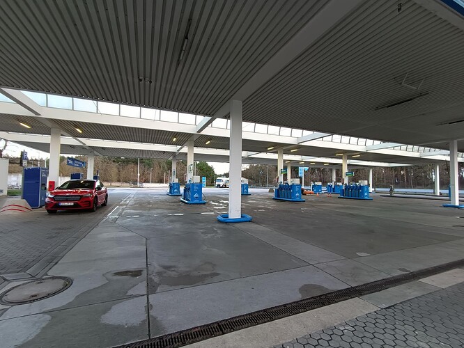 Laden und Tanken bei Berlin.jpg
